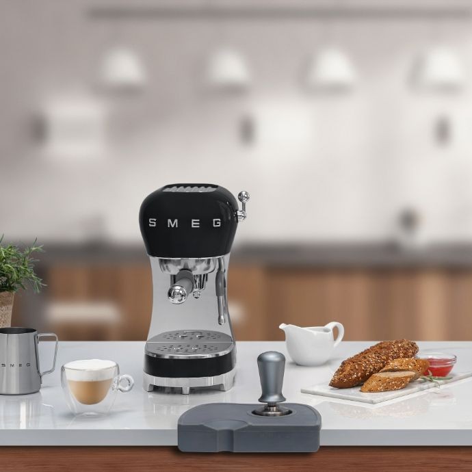 SMEG ECF02CREU Espresso Coffee Machine (Cream)